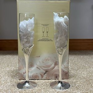 NWT Wedding champagne flute glasses pair.